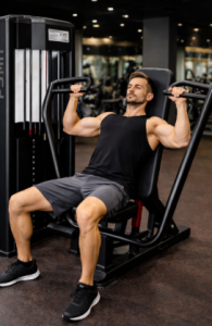 Homem usando a maquina supino na academia